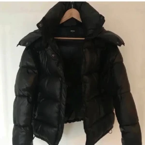 Bikbok dunjacka - Säljer min populära varma dunjacka från bikbok, bra skick! Dom bilder som är på annonsen är dom som finns! 💞💞