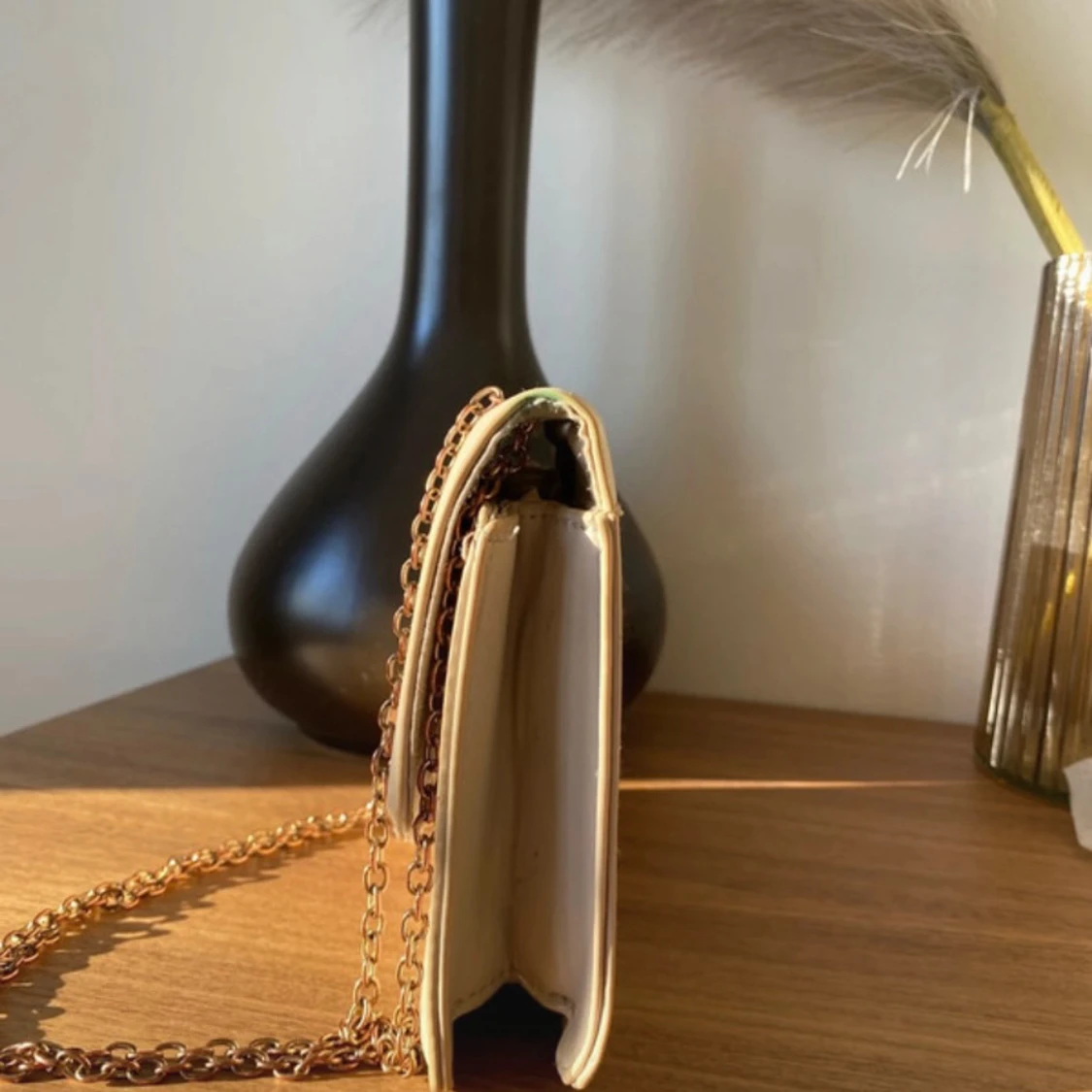 Beige axelväska med kedja - 90