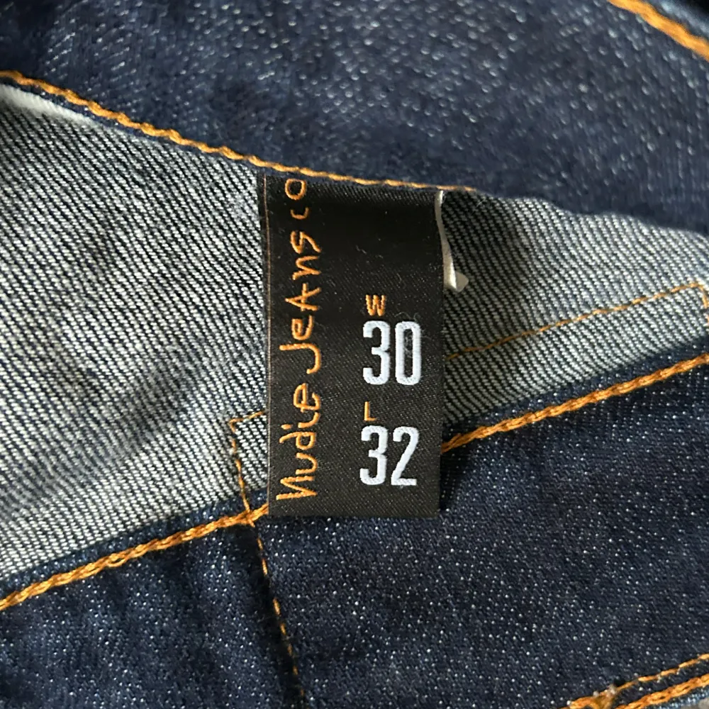 Nudie Jeans av modellen Thin Finn | Storlek: 30/32 - Skicket på jeansen är Mycket bra utan defekter - skulle säga den är nästan Ny utan Prislapp! - Mitt pris: 499 - Nypris: 1599kr. Jeans & Byxor.