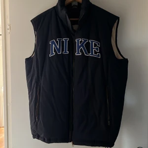Vintage Nike Väst - Säljer nu min blåa extremt feta nike väst, passar perfekt nu när det börjar bli lite kallare men du ändå vill se DRIPPYYY ut