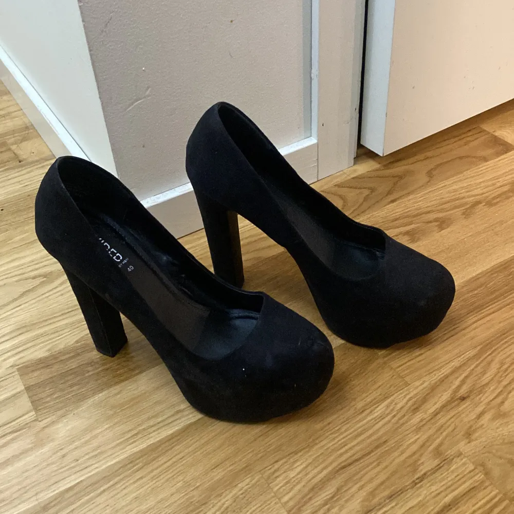 Säljer ett par eleganta svarta pumps i mocka med hög klack. Perfekta för festliga tillfällen eller en utekväll. De har en klassisk design med rundad tå och ger en stilren look. Använda men i bra skick.. Skor.