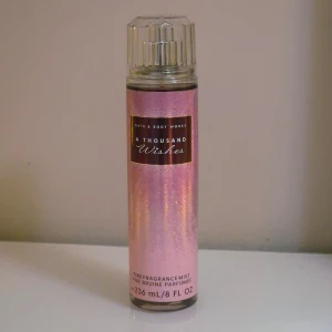 A Thousand Wishes Body Mist från Bath & Body Works - Säljer en body mist från Bath & Body Works som heter A Thousand Wishes. Jag fick den i present och har sprayat den några gånger men vill inte ha den då jag föredrar att använda parfym över body mist. Den är nästan helt full, som man kan se på bilderna.