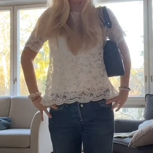 Vit spets t-shirt🤍🤍 - Supersnygg och älskar modellen🤍