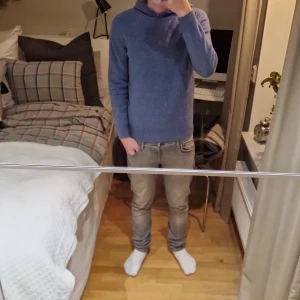 Kashmir hoodie - Säljer en snygg blå kashmir hoodie. Perfekt för kyliga dagar med sin mjuka och bekväma passform. Nypris cirka 1500 kr, mitt pris 699 kr. Priset går att diskutera, skriv om ni har några funderingar eller frågor😁