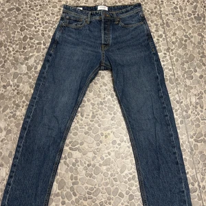 Jack & Jones - Säljer ett par klassiska blå jeans från Jack & Jones i storlek 29/34 loose/chris modellen,De har en straight passform och är i mycket bra skick. Perfekta för både vardag och fest! 🕺