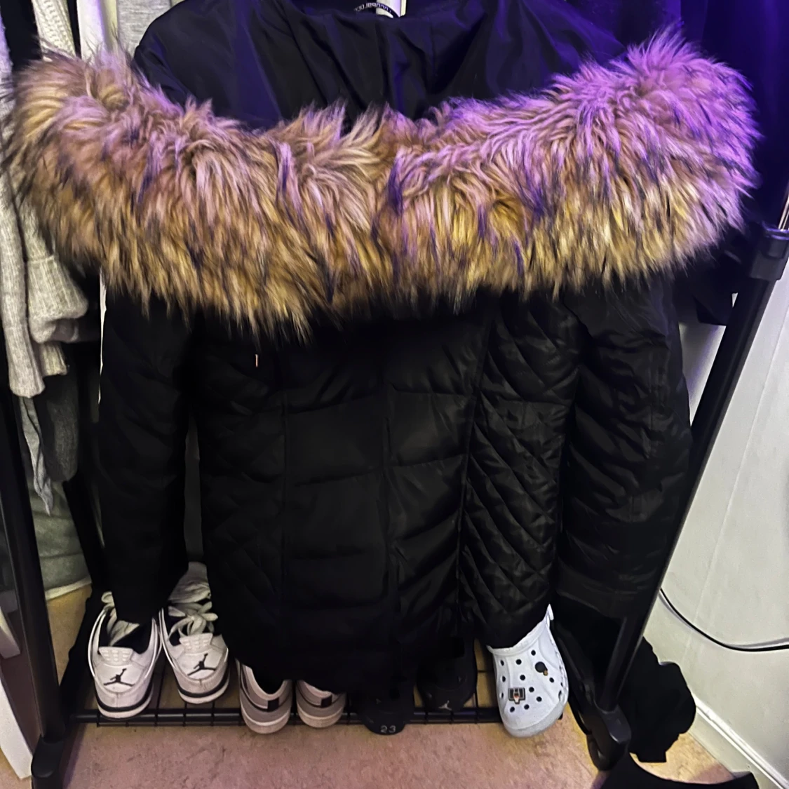 Svart pufferjacka med pälsdetaljer från Roco Baroco - 90