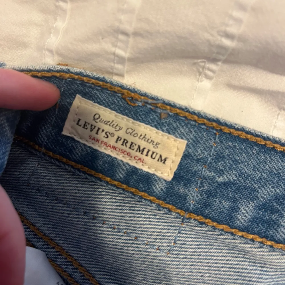 Säljer ett par klassiska blå jeansshorts från Levi's i bra skick. De är mid waist och storlek XS-S, finns ingen storlekslapp. Nästan aldrig använda. 💙. Shorts.