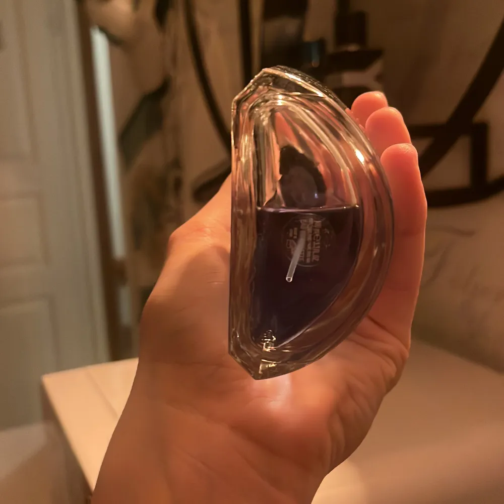 Säljer Nautica Voyage. Flaskan är 100 ml men kvar i flaskan är det ca 55 ml kvar. . Parfym.