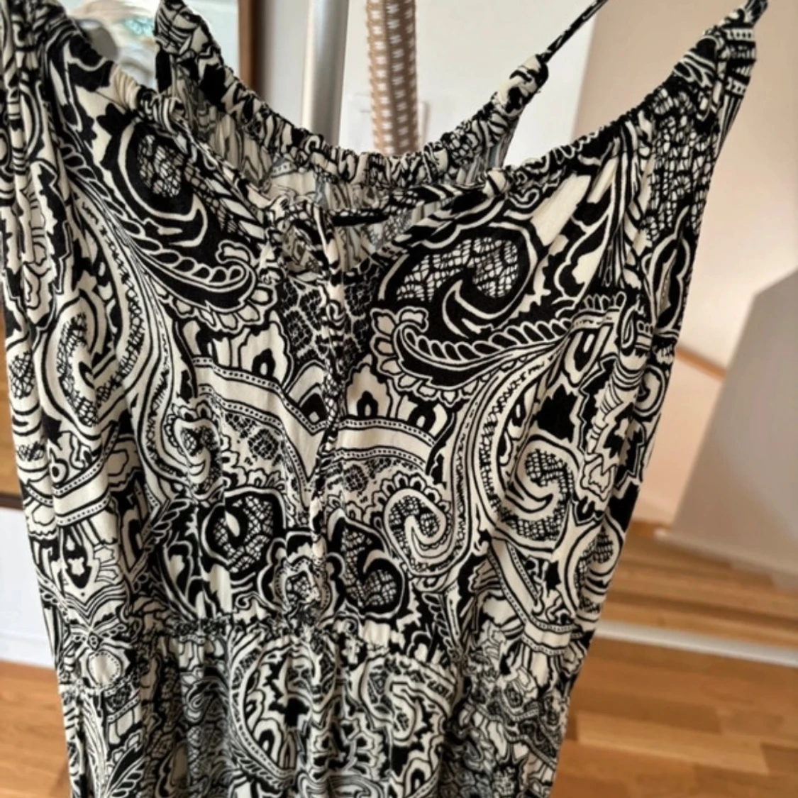 Svartvit långklänning med mönster - 90