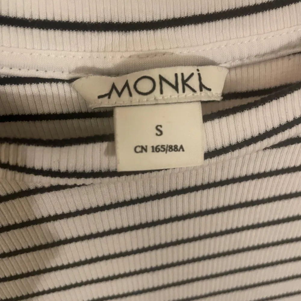 Säljer en superfin randig t-shirt från Monki i storlek S. Den är vit med svarta ränder och har en tight passform. Perfekt för både vardag och fest! T-shirten är i mycket bra skick och gjord av mjukt material som känns skönt mot huden.. Toppar.