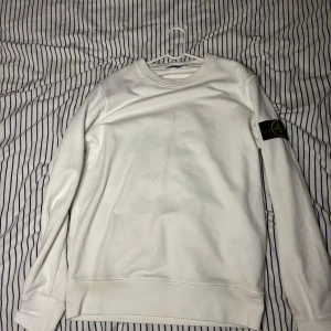 Vit sweatshirt från Stone Island - Säljer en  vit sweatshirt från Stone Island i storlek M. Tröjan är i väldigt bra skick och är köpt från NK, kvitto finns