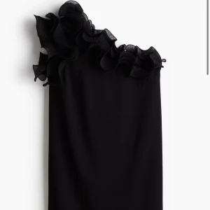 Svart one shoulder-klänning med volangkant - Snygg svart one shoulder-klänning med volangkant. Använd fåtal gånger🖤🖤