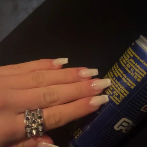 Silvrig ring med nitar - Cool silvrig ring med nitar. Perfekt för att ge din outfit en tuff touch. Ringen är bred och täckt med spetsiga nitar som verkligen sticker ut. Passar perfekt för både vardag och fest! Kostar ny o ja säljer för 199💕 skric till mig för mer info’ 