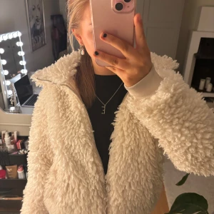 Vit teddyjacka med dragkedja - såå varm o mysig!! lite tvättat skick men annars inga defekter💗