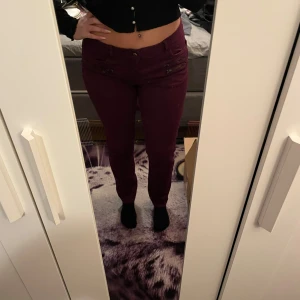 Vinröda byxor - Säljer ett par snygga vinröda byxor i bra skick som inte kommer till användning längre. Perfekta för höst och vinter, och kan enkelt matchas med olika toppar för både vardag och fest. Köparen står för frakten💕