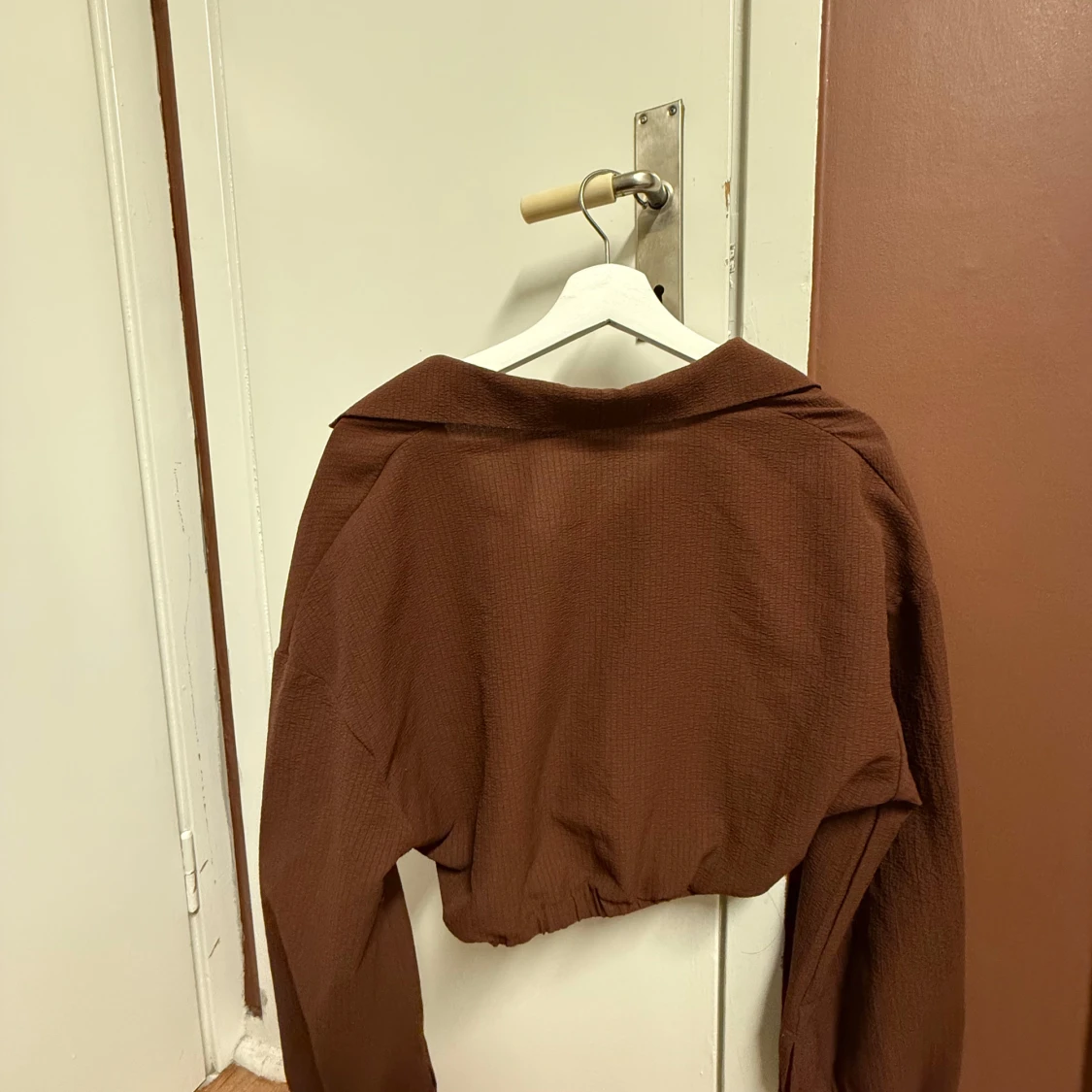 Brun croppad skjorta - 92