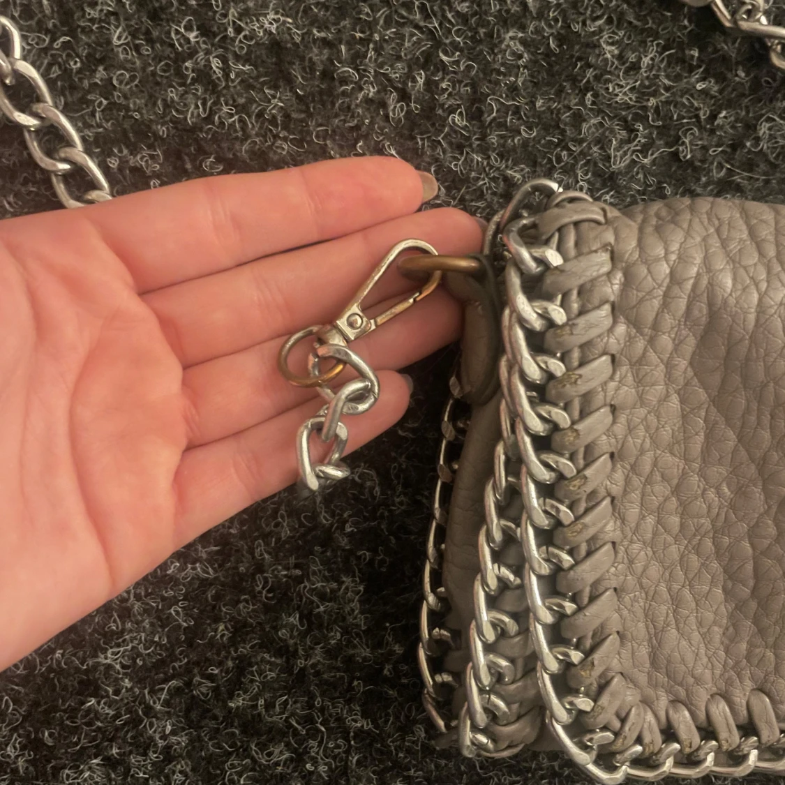 Grå axelväska med kedjedetaljer - 92