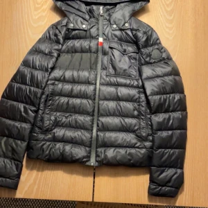 Moncler jacka - Säljer nu den här limiterade moncler jackan, har inte koll på vilken modell det är då den är gammal, men går och få fram, hör av er för frågor eller funderingar. Storlek xs 1500!