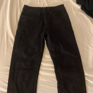 Svarta slim fit jeans med slits - Säljer ett par svarta slim fit jeans i mycket bra skick. De har en snygg slits vid bensluten som ger en cool detalj. Perfekta för både vardag och fest! 🖤