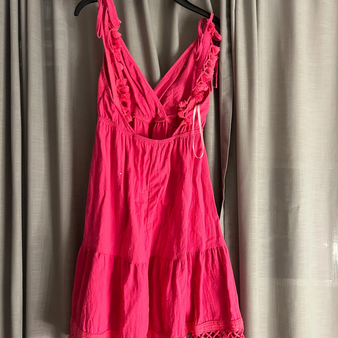 Rosa sommarklänning med spetsdetaljer - 90