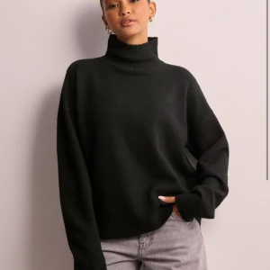 Svart polotröja - Aldrig använd men utan prislapp. Nypris 400, säljer för 250