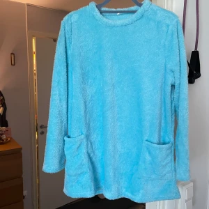 Ljusblå fleece tröja med fickor - Mysig ljusblå fleece tröja perfekt för kalla dagar. Den har långa ärmar och två praktiska fickor framtill. Perfekt för att hålla sig varm och bekväm hemma eller ute. 🧥💙Helt ny
