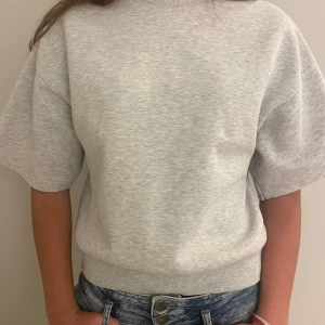 Grå kortärmad sweatshirt - Jättefin och trendig tröja!