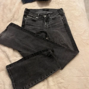 Grå jeans från 7 for all mankind - Säljer ett par gråa jätte snygga jeans med en mörkare grå rand på sidan som detalj. Dem är använda men super bra skick, säljer då de inte kommit till användning super mycket nu på senaste. Köpta för ca 1700kr. Skriv om du vill ha mer info eller bilder. Pris kan diskuteras.