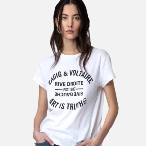 Vit t-shirt från Zadig & Voltaire ! 💗 - Säljer en super fin t shirt ifrån Zadig voltaire 🫶 den har ett litet hål där nere men inget som syns ! Fråga för mer bilder 💗