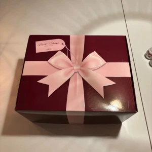 CAIA julkalender 2024 - CAIA Beauty Adventskalender 2024  Hämtas i Göteborg  Innehåller: 27 full-size produkter, bästsäljare och nya, exklusiva produkter, allt från makeup och hudvård till hårvård och verktyg  Värde 8000 kr.