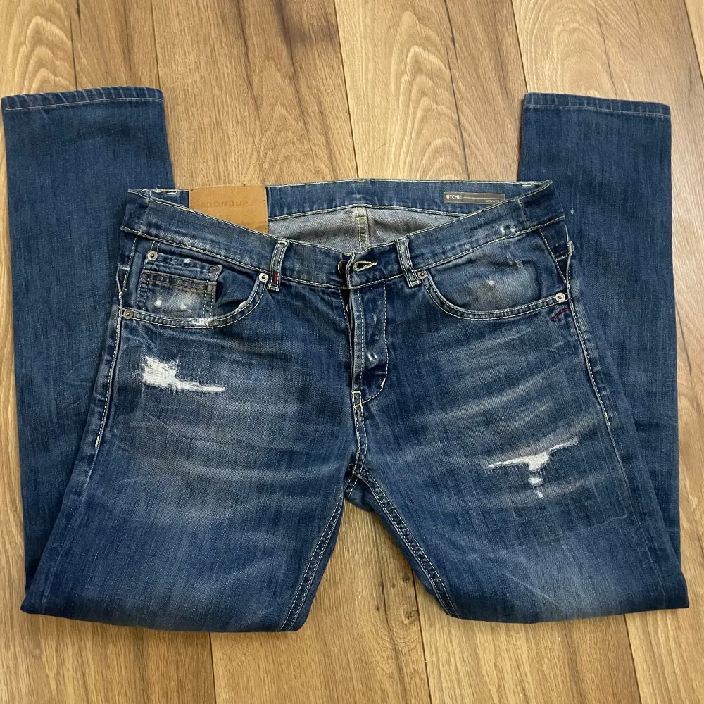 Säljer dessa snygga Jeans från dondup i storlek 33. Modellen heter RITCHIE. Bra skick på jeansen. Hör av er vid frågor. Nypris: 4000. Jeans & Byxor.