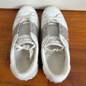 Valentino Garavani - Valentino Garavani skor i storlek 37,5. Cond 7/10. Väldigt fina skor i jättebra skick, speciellt sulorna! Nypris 3799, vårat pris 1699. Tvättas innan försäljning. Pris ej hugget i sten. Tveka inte på höra av dig vid minsta fundering! Inget og.