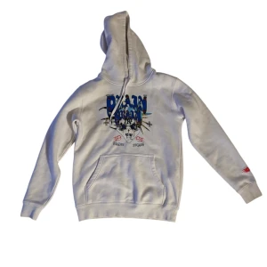 Bladee D-9 hoodie - En Bladee merch tröja köpt från year0001 för ett år sen. Köpte för ca en tusen lapp. Fortfarande extremt bra skick, ingen riktig cracking förutom lite på detaljen på armen. Skriv för mer bilder eller bud🤗