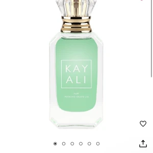 Kayali Yum Pistachio Gelato (10 ml) - Säljer en lyxig parfym från Kayali med doften Yum Pistachio Gelato 33. Flaskan är elegant med en ljusgrön färg och en glittrande kristalliknande kork. Perfekt för dig som älskar söta och krämiga dofter med en hint av pistage. En unik och fräsch doftupplevelse!
