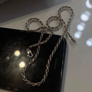 Cordell kedja (silver) - Säljer ett snyggt silverfärgat cordell halsband. Perfekt för att ge lite extra stil till din outfit. Pris går att diskutera vid snabb affär 