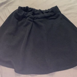 Svart kjol från SHEIN - Säljer en svart kjol från SHEIN i storlek L men passar S-L. Kjolen har en enkel och stilren design med elastisk midja för en bekväm passform. Perfekt för både vardag och festliga tillfällen. 🖤