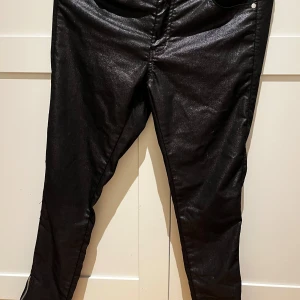 Svarta skinny jeans med dragkedja - Snygga svarta skinny jeans i mycket bra skick. De har en cool dragkedja vid bensluten som ger en extra edge. Perfekta för både vardag och fest! 🖤