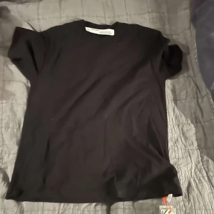  Off-White T-shirt - Fet off white t shirt passar till dig som har storlek M. Tags kvar den är i bra skick. Bara skriva om ni har några funderingar. Den är självklart äkta.