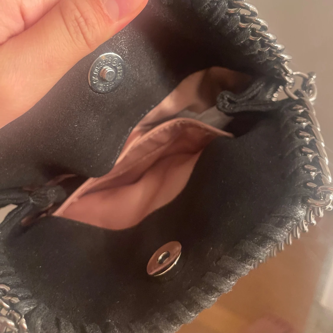 Svart axelväska med kedjedetaljer - 91