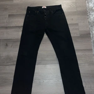 Svarta Levi's Jeans - Säljer ett par klassiska Levi's 501 jeans i mycket bra skick. De har en straight passform. Det är storleken 33/34 men passar även 32/34. Hör av dig vid intresse! Pris ej hugget i sten!