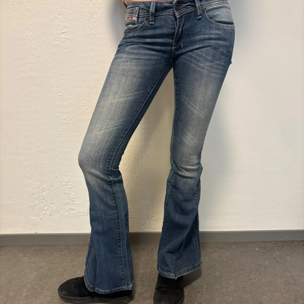 Säljer ett par Diesel jeans som är omsydda från skinny jeans till bootcut. Mått : Rakt över midjan 37cm Innerbenslängd 81cm. Modellen är 178cm. Farkut & Housut.