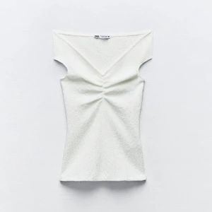 Vit offshoulder topp från Zara - Super fin topp ifrån zara i storlek S, aldrig använd ❤️