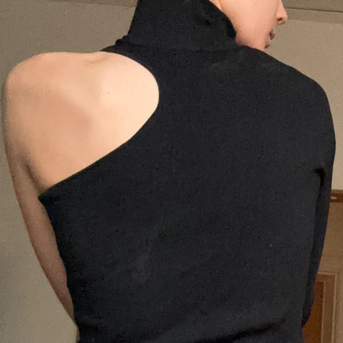 Svart oneshoulder polotopp - 90