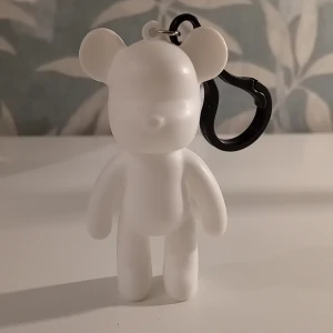 Acrylic fluid painting bear - Säljer en björn som är tillverkad i plast. Björnen är 8cm lång. Tanken med denna är att man ska måla på den. 