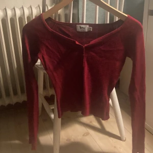 Vinröd ”farfars tröja”💞 - Jätte fin vinröd farfars tröja som tyvärr inte kommer till användning. Ribbat material och knappar som går att öppna Perfekt till julen💞