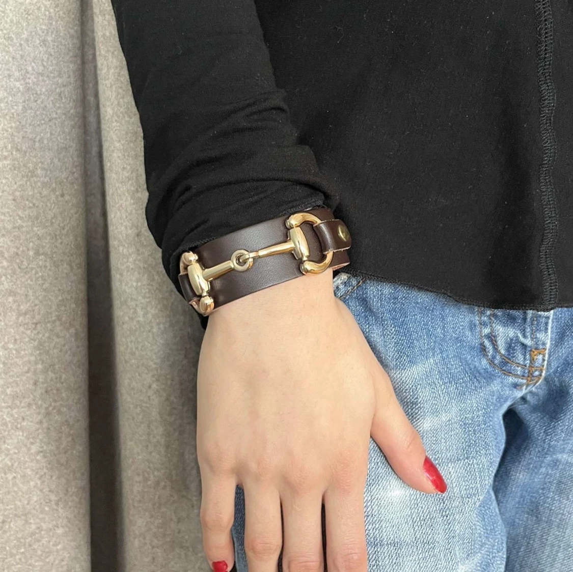 Armband i läder med gulddetaljer - 92