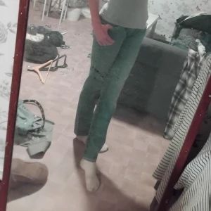 Gröna jeansbyxor - Säljer ett par blåa jeansbyxor i bra skick. De har en normal passform och är perfekta för vardagsbruk. Byxorna är lågmidjade och har en klassisk stil som funkar året runt. Perfekta för dig som vill ha något bekvämt men ändå snyggt! 💚 storlek M men passar även mindre om man har bälte/skärp elr nå liknande.