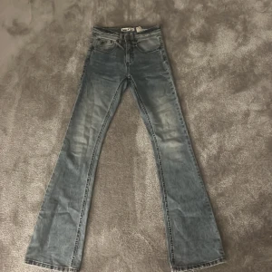 Lois jeans  - Säljer ett par snygga blå jeans från Lois i storlek 24" L32. Då dom är för små 