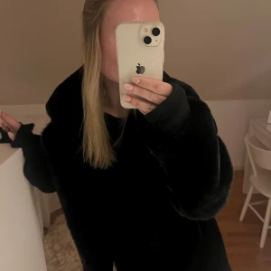 Svart pälsjacka - Säljer en supermysig svart pälsjacka i ny skick!! Den är aldrig använd då jag aldrig haft tillfälle, perfekt nu till vintern ❤️