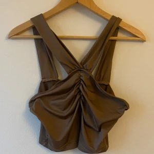 Brun ärmlös topp med knyt - Brun ärmlös topp med knyt